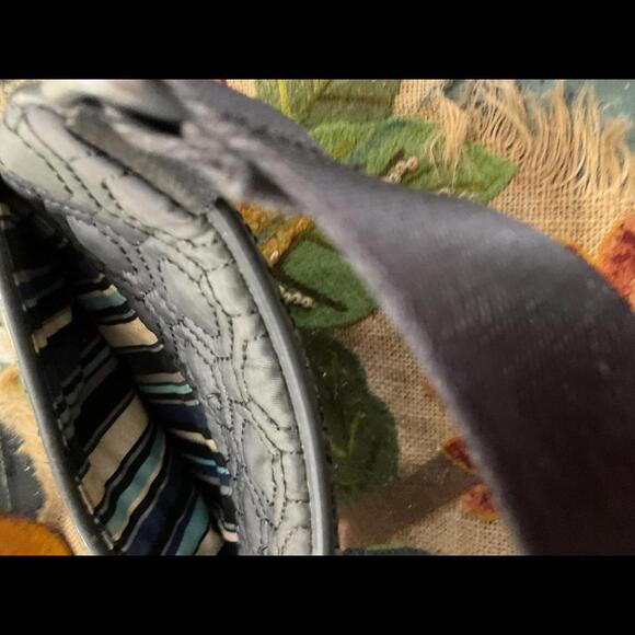Vera Bradley Quilted Crossbody Bag - Stylish and Functional - Picture 4 of 6